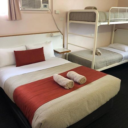 Bradman Motor Inn Кутамундра Екстериор снимка