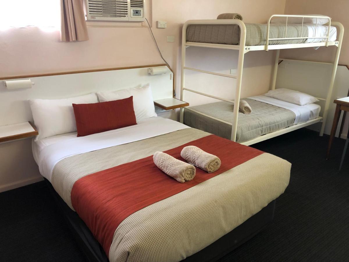 Bradman Motor Inn Кутамундра Екстериор снимка