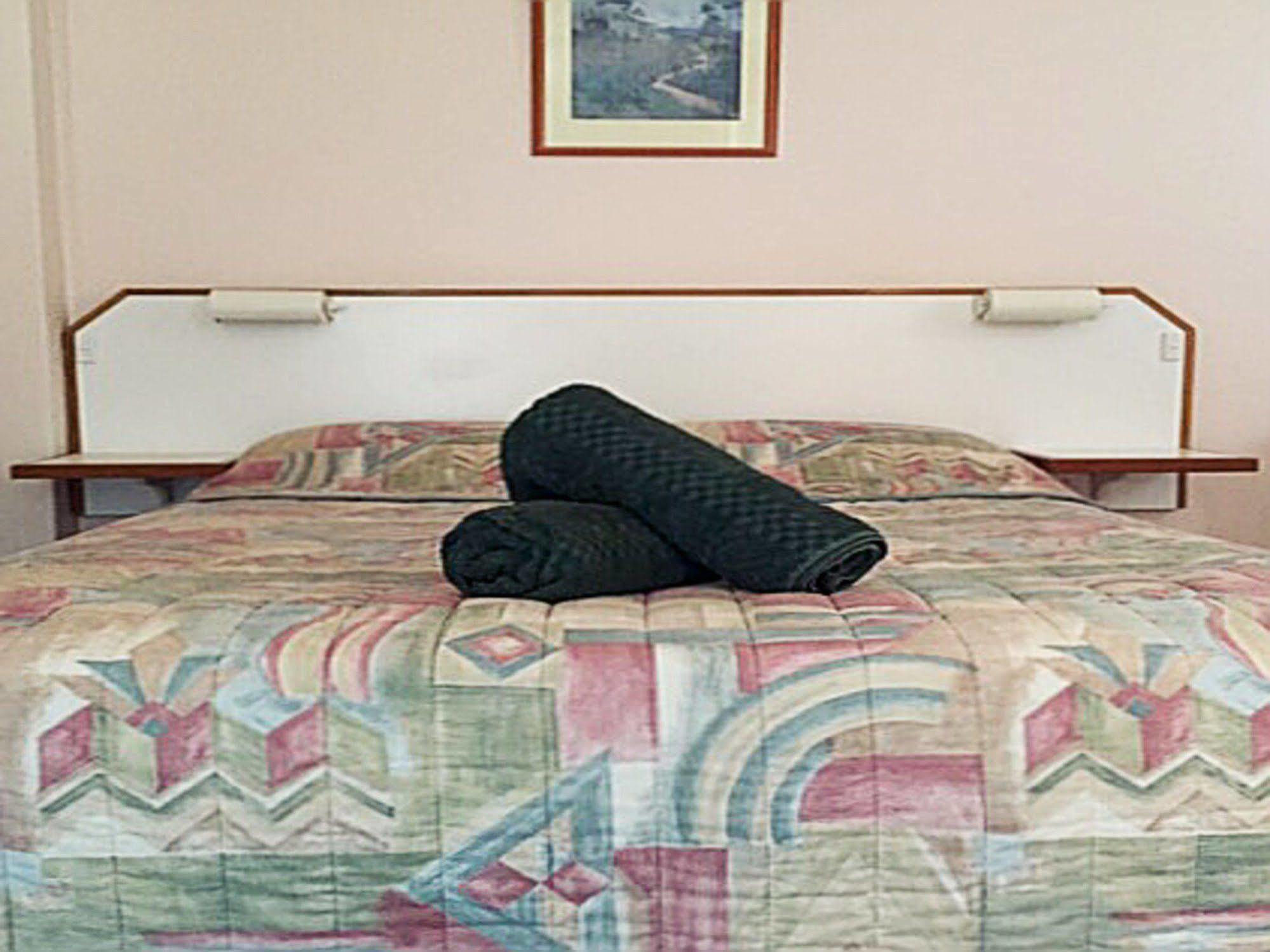 Bradman Motor Inn Кутамундра Екстериор снимка